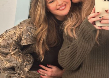 Nu pot spune al cui este părul în selfie-ul dintre Selena Gomez și Taylor Swift – Vezi fotografiile