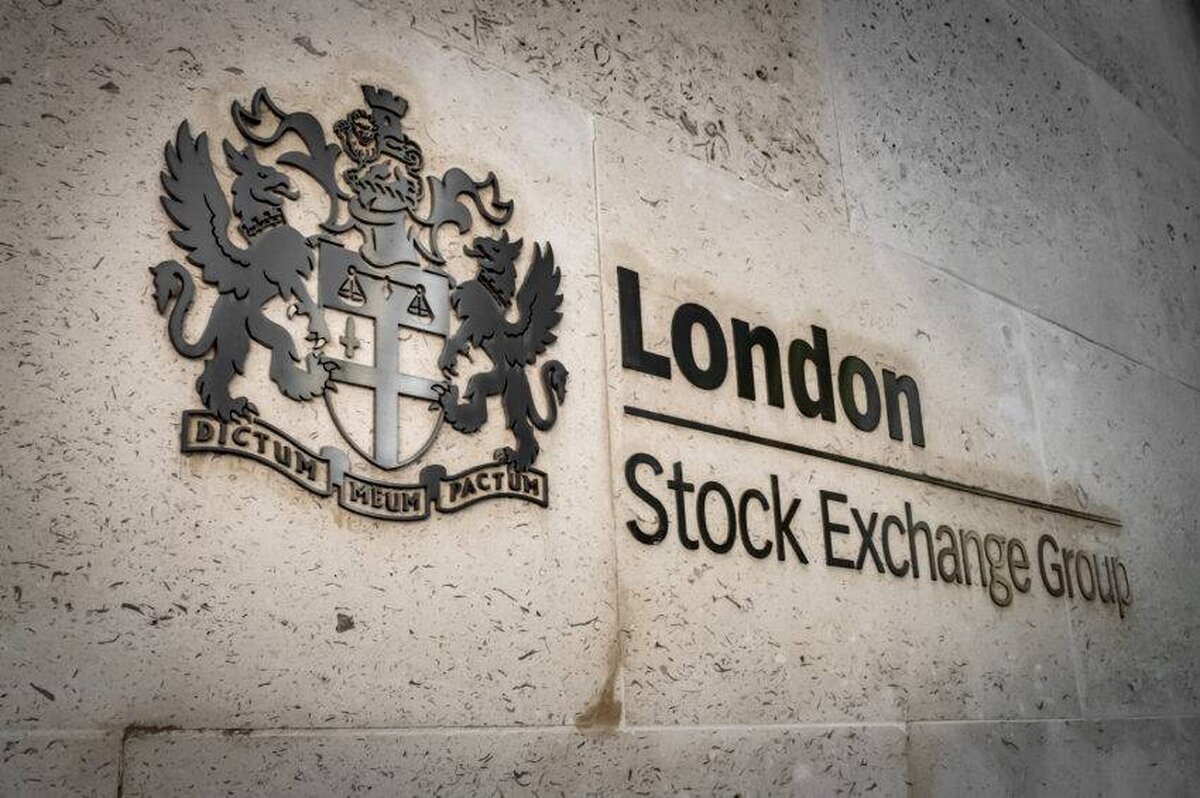 FTSE 100 încheie anul cu o creștere de 3,8%, dar rămâne în urma piețelor rivale din Europa și SUA