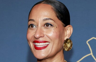 Tracee Ellis Ross care încearcă să-și scoată extensia de coadă de cal este cel mai amuzant lucru pe care îl vei vedea astăzi – Vezi video