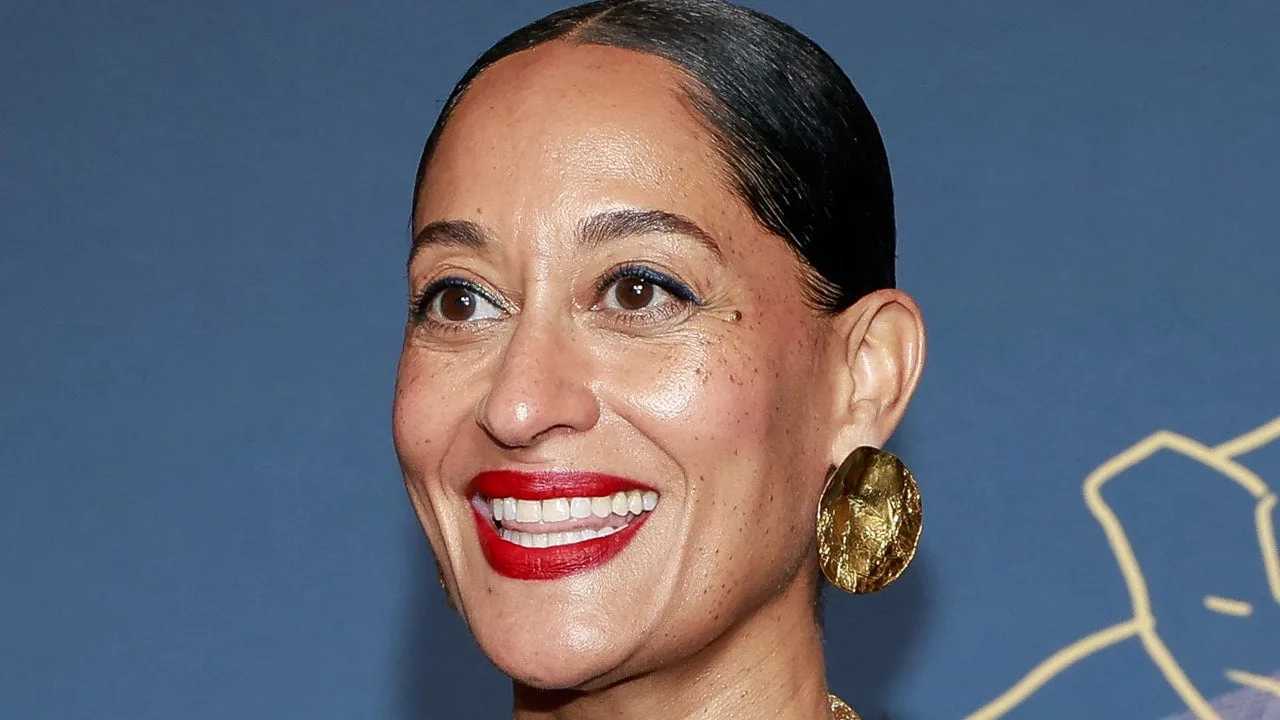 Tracee Ellis Ross care încearcă să-și scoată extensia de coadă de cal este cel mai amuzant lucru pe care îl vei vedea astăzi – Vezi video