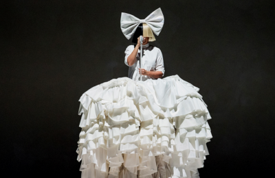 Sia dezvăluie că și-a făcut liposucție din cauza „problemelor de încredere”