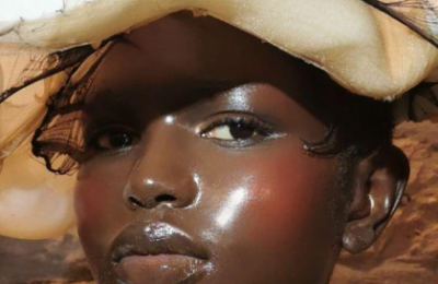 Pat McGrath a creat la Margiela o „piele de extraterestru” peel-out, dar cum? – Vezi poze
