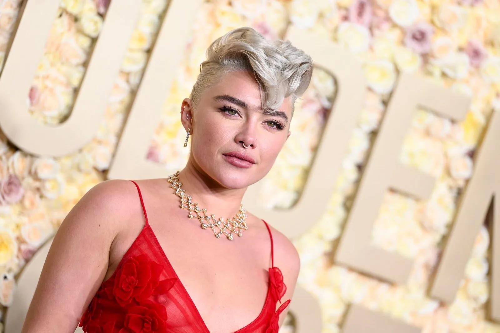 Bineînțeles că Florence Pugh a purtat o rochie falsă și transparentă la Globurile de Aur – Vezi poze