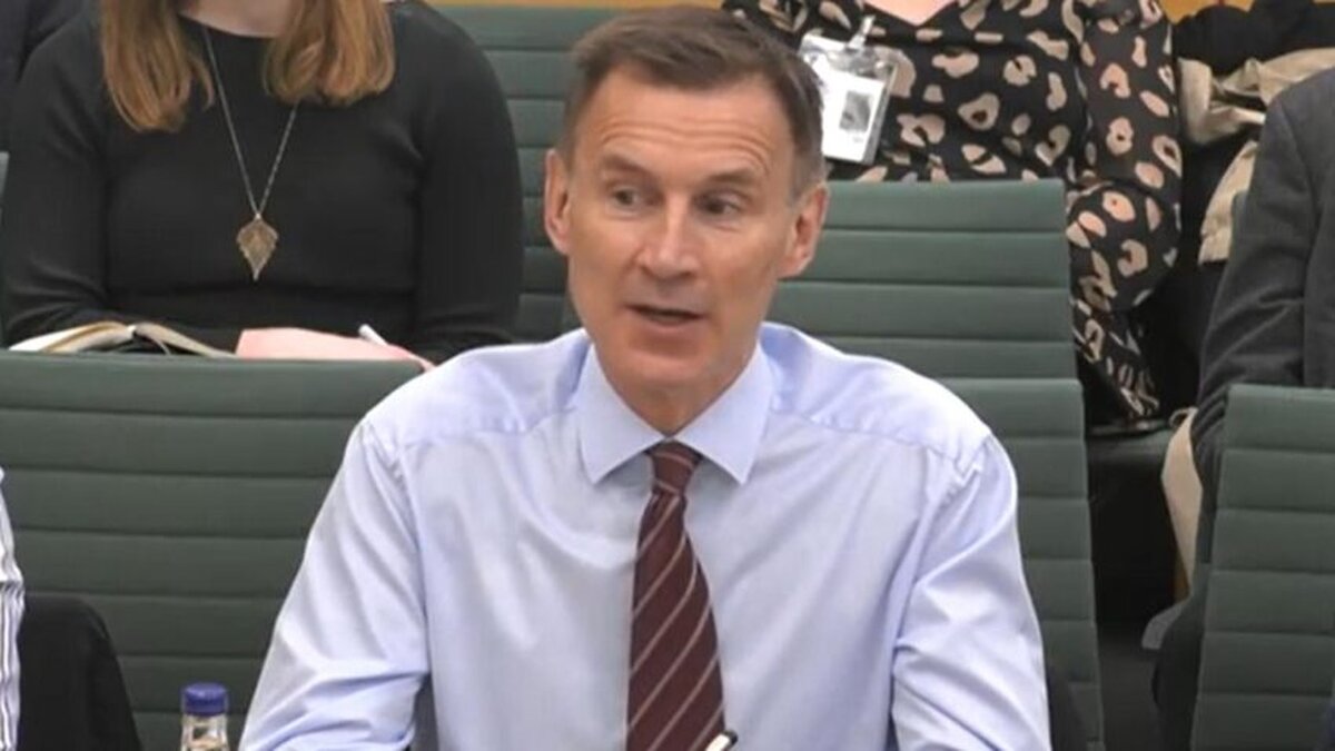 Jeremy Hunt lasă să se înțeleagă că ar putea urma noi reduceri de impozite