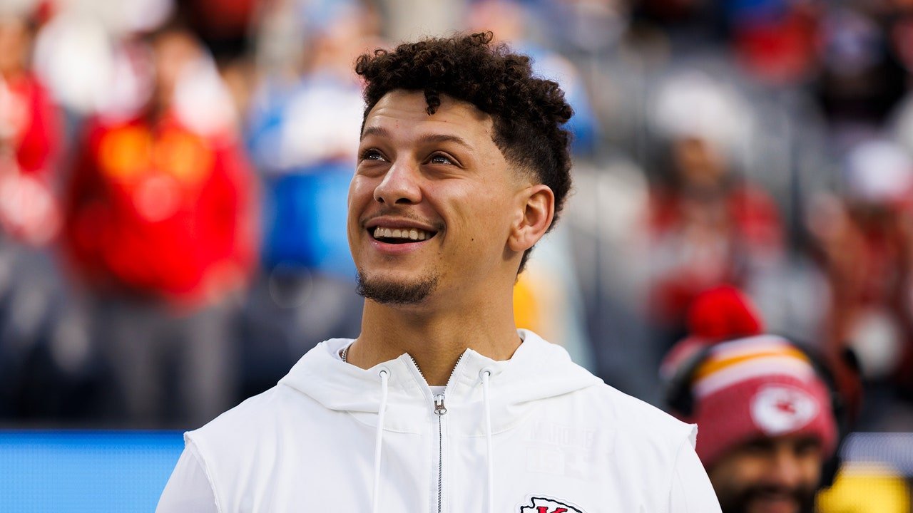 Patrick Mahomes redefinește Business Casual cu un costum și Crocs