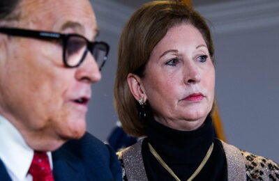 „Am nevoie de șase-opt grațieri”: Schema secretă a lui Sidney Powell pentru a „găsi” voturile lui Trump