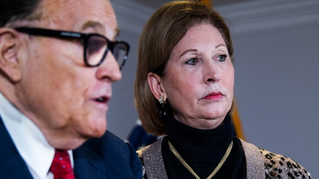 „Am nevoie de șase-opt grațieri”: Schema secretă a lui Sidney Powell pentru a „găsi” voturile lui Trump