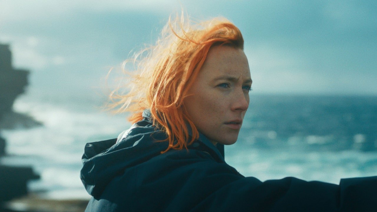 Saoirse Ronan ancorează frumos drama de recuperare The Outrun