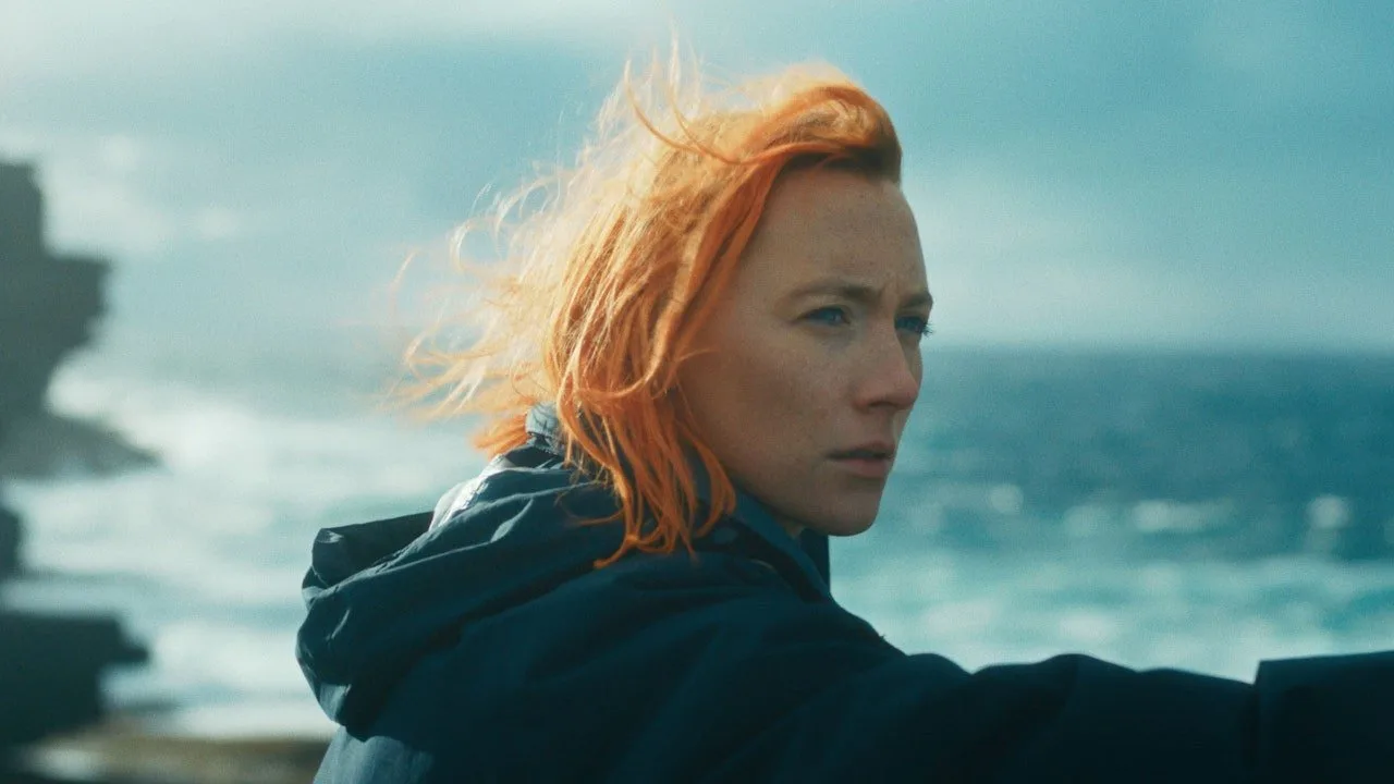 Saoirse Ronan ancorează frumos drama de recuperare The Outrun