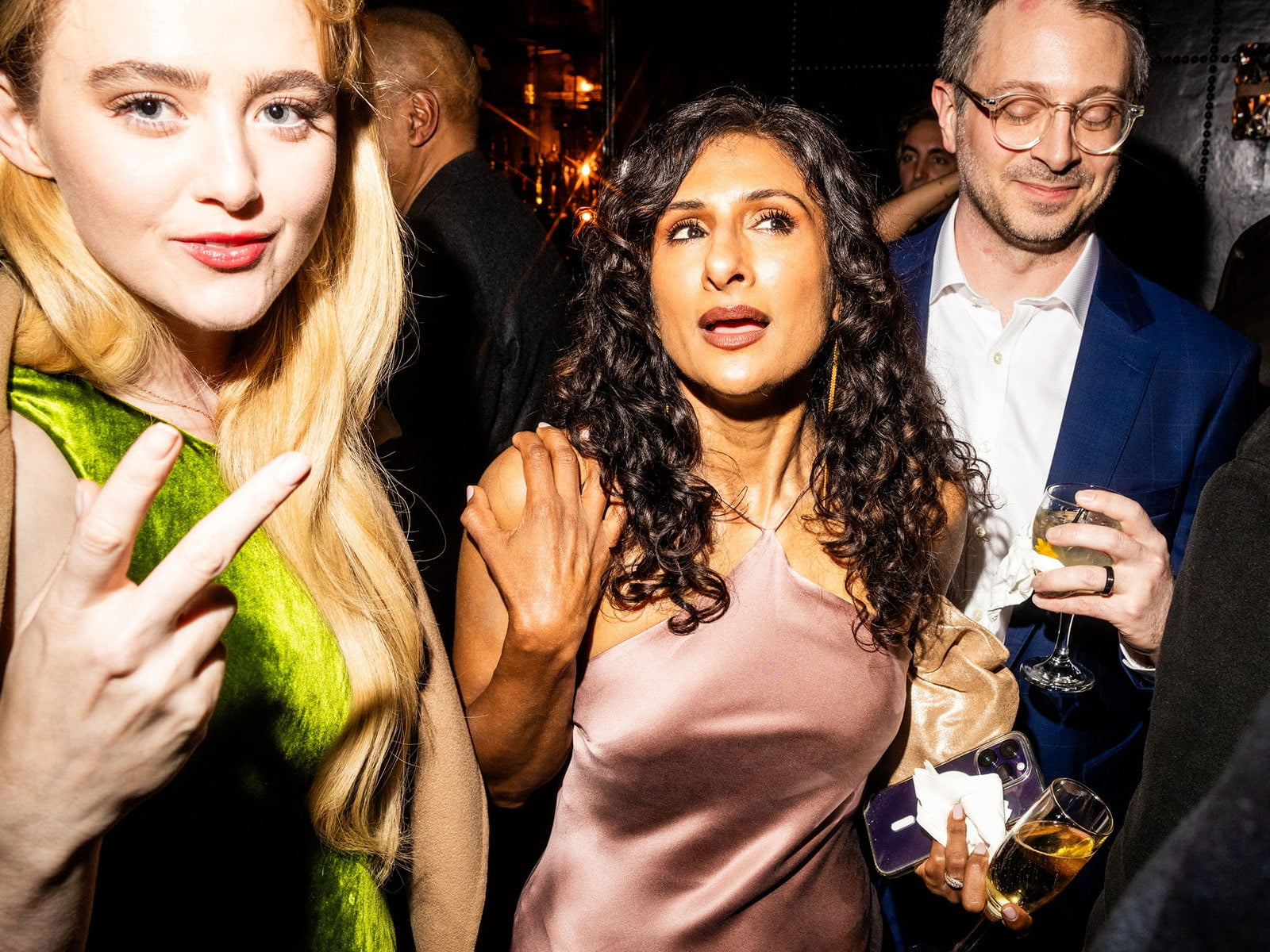 Vedeți Reese Witherspoon, Rosamund Pike și mai multe alte persoane care se distrează în ajunul Globurilor de Aur