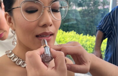 În interiorul look-ului rece, calm și câștigător al lui Ali Wong pentru Globurile de Aur 2024