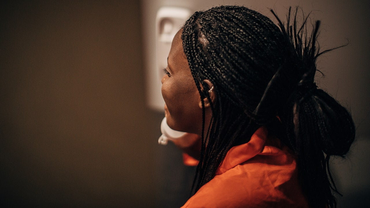 Un nou proiect de lege din California urmărește să se asigure că persoanele de culoare încarcerate au acces la produse de păr adecvate