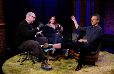 Dua Lipa și Seth Meyers și-au făcut tatuaje asortate în fața unui public live – Vezi poze