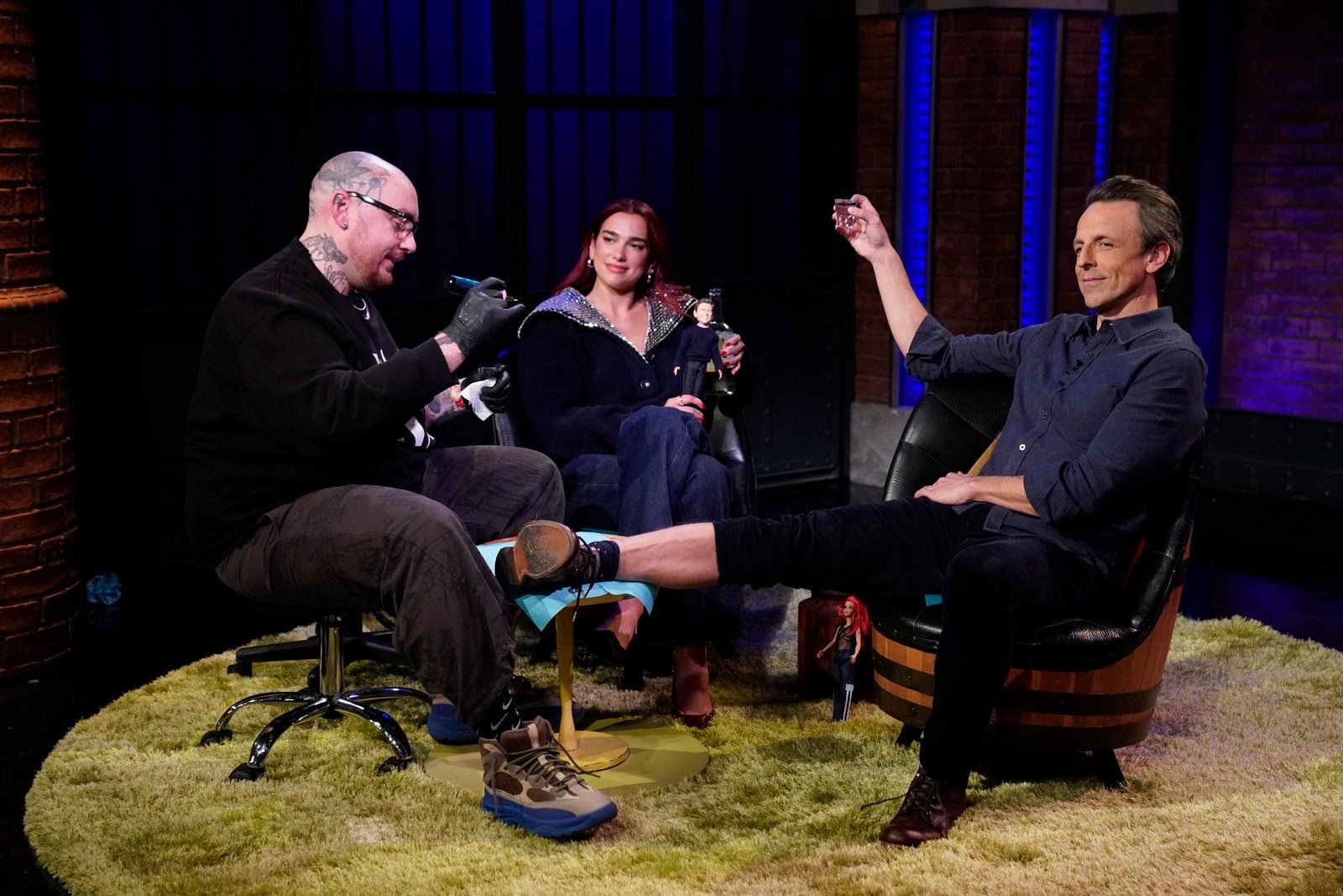 Dua Lipa și Seth Meyers și-au făcut tatuaje asortate în fața unui public live – Vezi poze