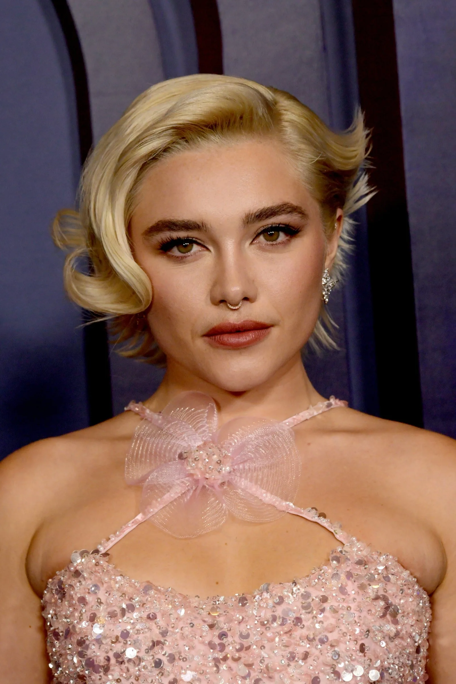Părul lui Florence Pugh de la Premiile Guvernatorului a fost în parte prințesă, în parte punk – Vezi fotografiile