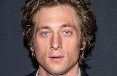 Cazul curios al buricului lui Jeremy Allen White – Vezi poze