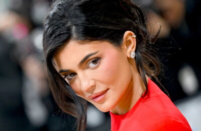 Părul lui Kylie Jenner este din nou roz pentru prima dată în ultimii ani – Vezi poze