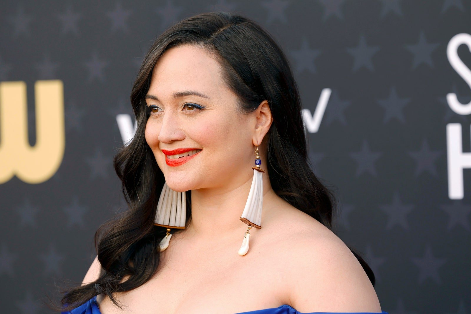 Lily Gladstone și-a asortat creionul de ochi cu rochia albastru aprins de la Critics’ Choice – Vezi poze