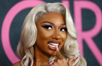 Megan Thee Stallion a purtat practic versiunea Nail-Art a cărții Mean Girls Burn Book – Vezi fotografiile