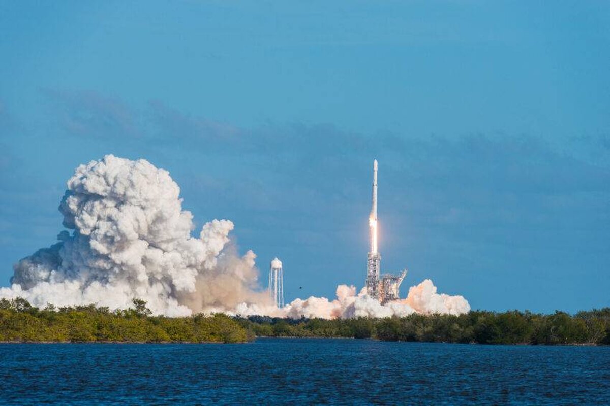 SpaceX plasează pe orbită sateliții Starlink direct-to-phone pentru a elimina „zonele moarte” ale smartphone-urilor