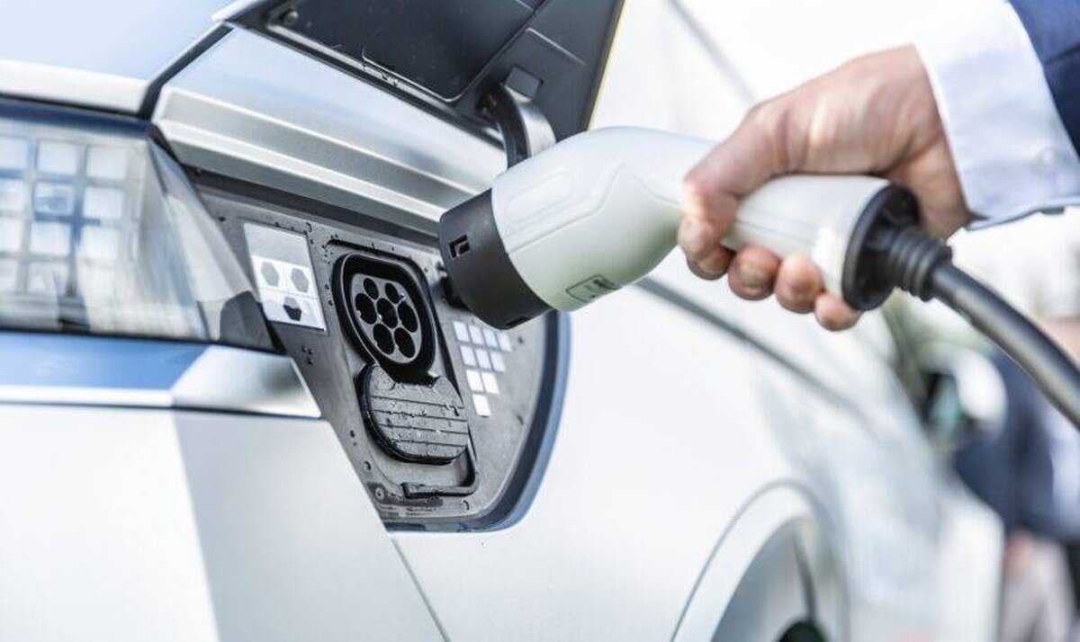 Vânzările de mașini electrice stagnează, în timp ce producătorii cer reducerea TVA-ului