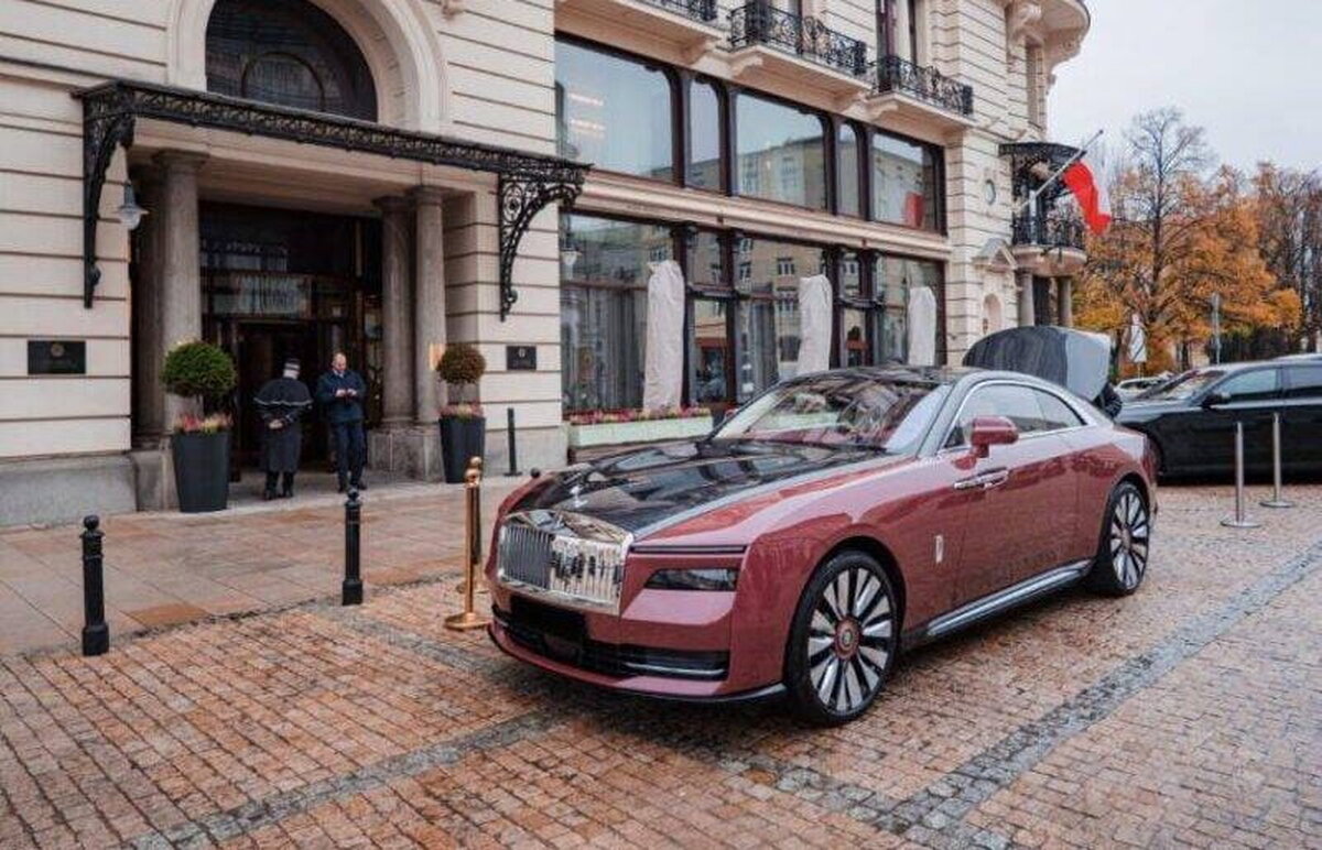 Noul model electric Rolls-Royce ajută producătorul de automobile de lux din Sussex să stabilească un nou record de vânzări