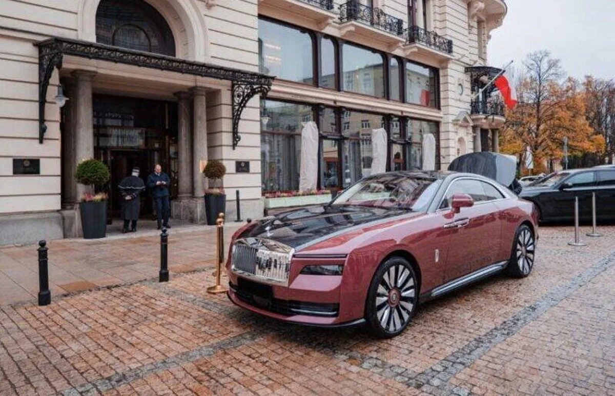 Noul model electric Rolls-Royce ajută producătorul de automobile de lux din Sussex să stabilească un nou record de vânzări