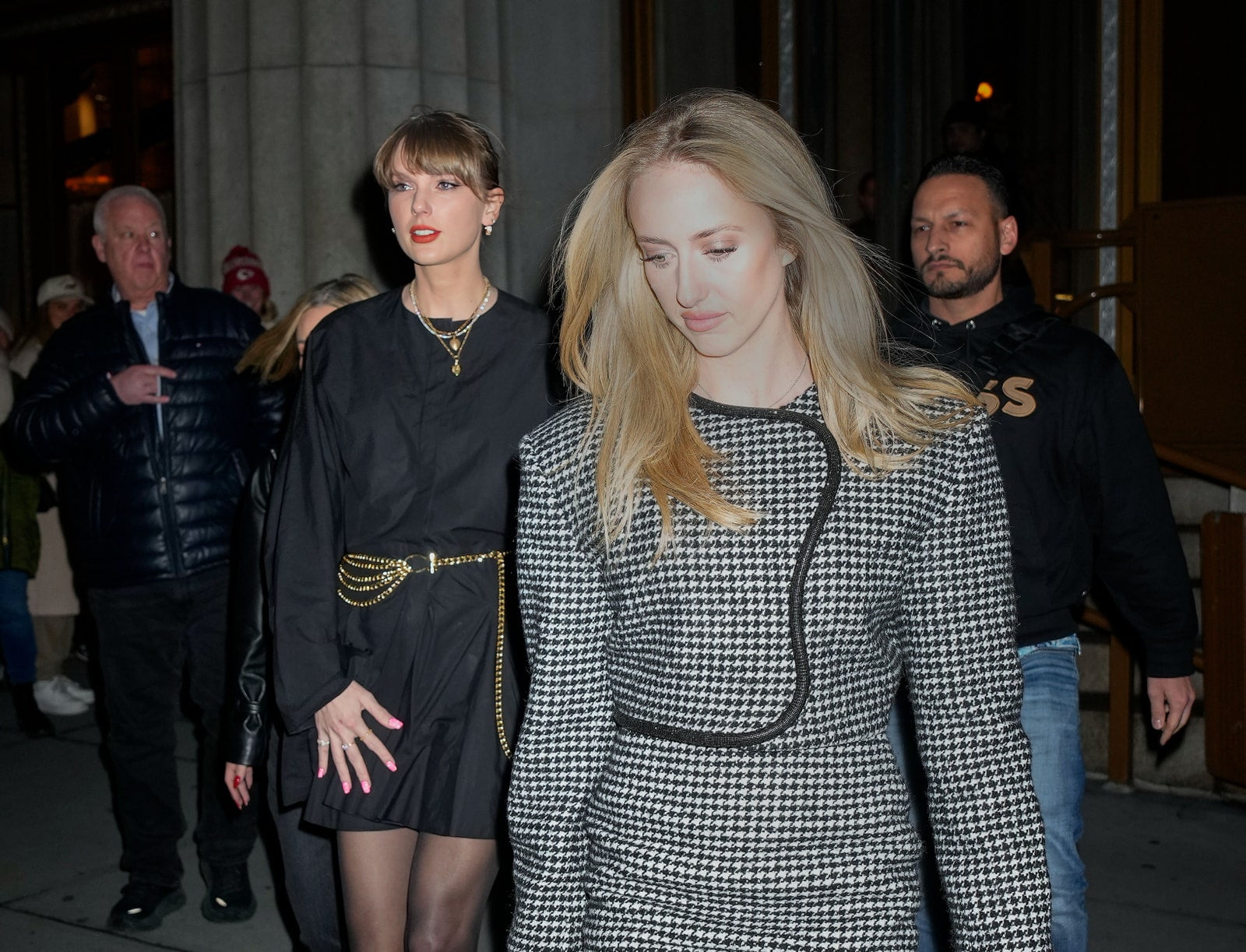 Putem vorbi despre manichiura foarte ieșită din comun a lui Taylor Swift? – Vezi fotografiile