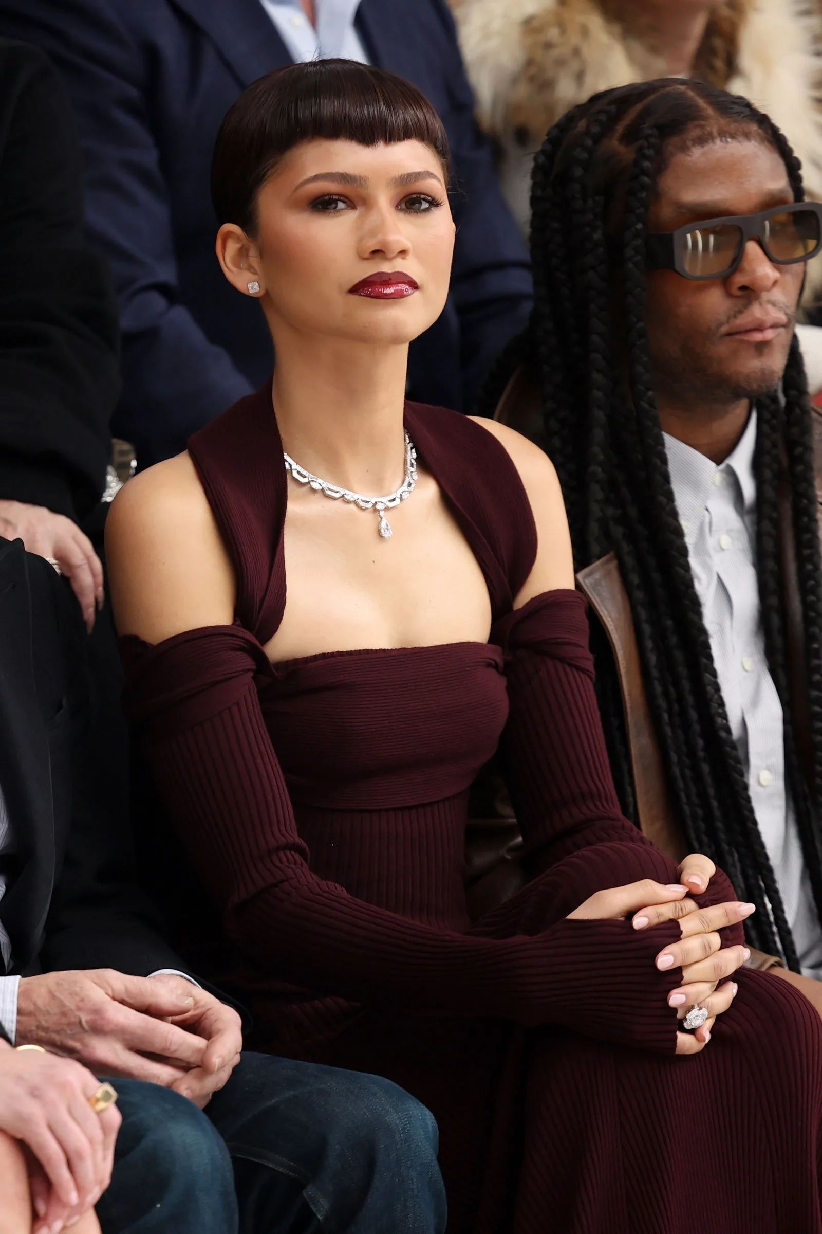 Faza gotică a lui Zendaya continuă cu un machiaj perfect Cherry Cola – Vezi fotografiile