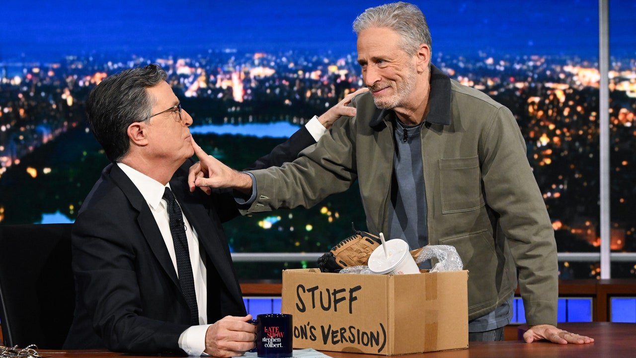 Jon Stewart își pregătește revenirea la „Daily Show” cu ajutorul lui Stephen Colbert