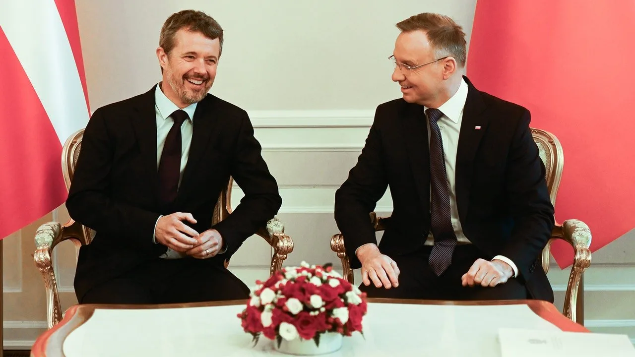 Regele Frederik își începe prima călătorie în străinătate cu o gardă de onoare și o cină oferită de o actriță daneză