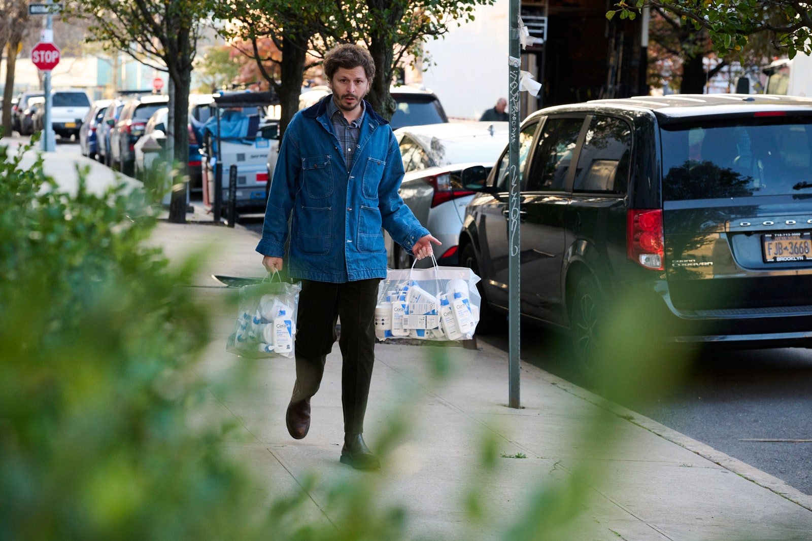 Campania CeraVe a lui Michael Cera este dovada că avem nevoie de mai mulți mici ciudați în marketingul de frumusețe