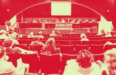 Cum extrema dreaptă a preluat conducerea unui consiliu școlar din Pennsylvania – și cum părinții au luat-o înapoi