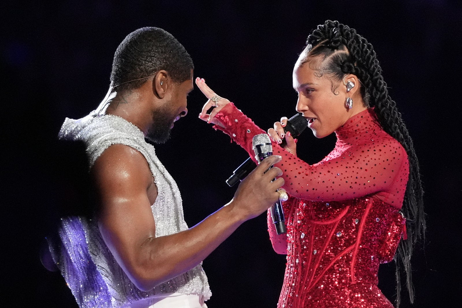 Partea din look-ul Aliciei Keys de la Super Bowl pe care nu ai văzut-o: Manichiura ei decadentă – Vezi poze
