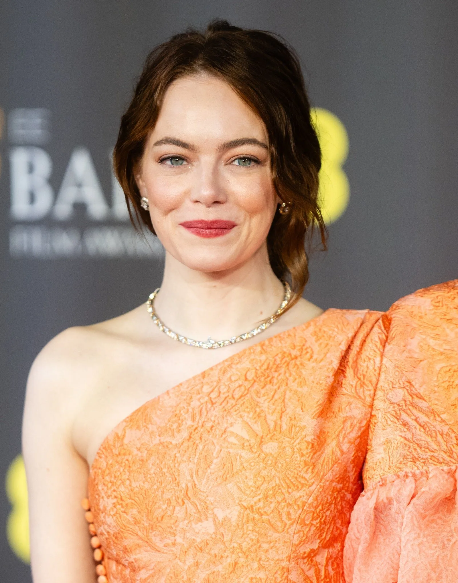 Emma Stone a purtat culoarea anului pe toată fața la gala BAFTA – Vezi fotografiile