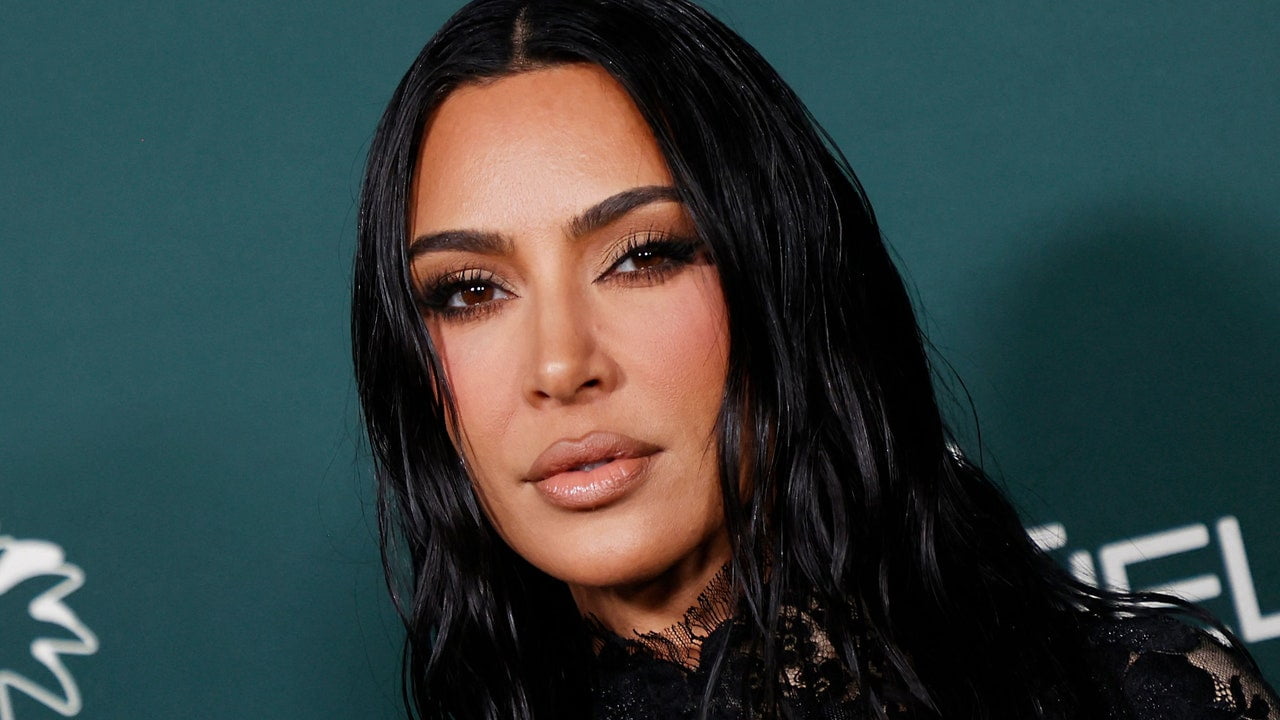 Kim Kardashian tratează crizele de psoriazis cu folie de plastic și loțiune. Ar trebui să o faci și tu?