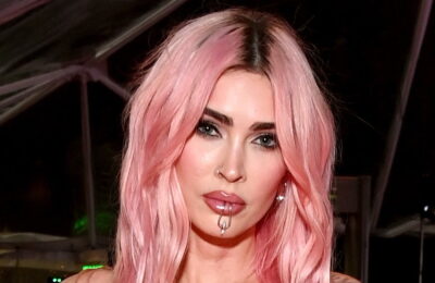 Uită de piercingurile de la urechi, Megan Fox și-a făcut piercing la unghiile de la People’s Choice Awards – Vezi video
