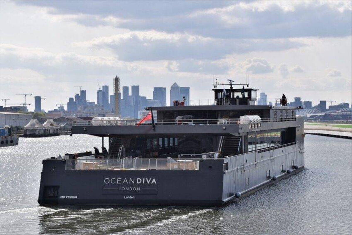 Londonezii scufundă o navă de petrecere de 25 de milioane de lire sterline într-o nouă lovitură pentru economia de noapte a capitalei