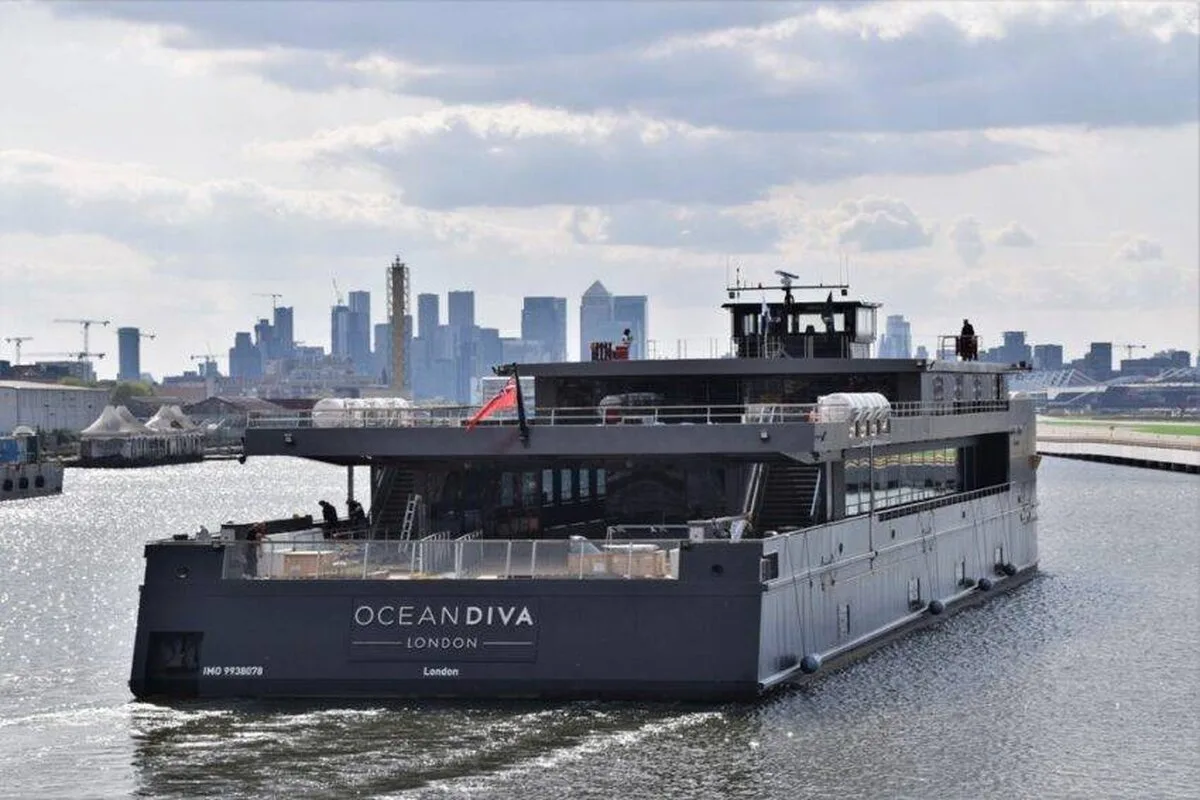 Londonezii scufundă o navă de petrecere de 25 de milioane de lire sterline într-o nouă lovitură pentru economia de noapte a capitalei