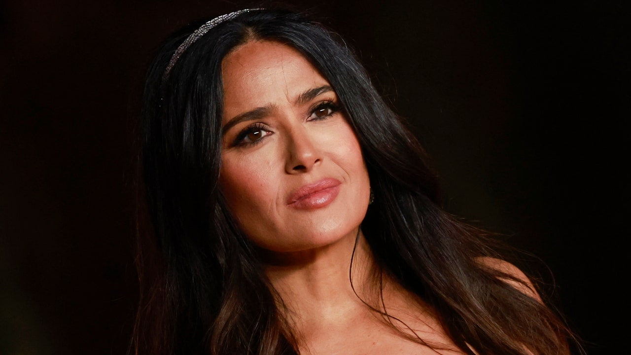 Salma Hayek își pune rimel în păr (nu, pe bune) – Vezi video