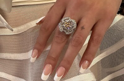 Selena Gomez tocmai a purtat cea mai mare și mai îndrăzneață manichiură franțuzească de până acum – Vezi fotografiile