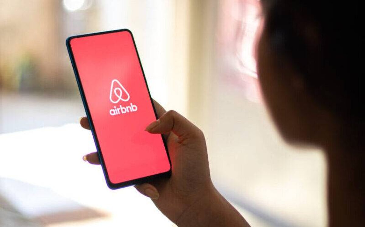 Airbnb se „reinventează” cu o răscumpărare de acțiuni în valoare de 4,8 miliarde de lire sterline, pentru a merge „mult dincolo de călătorii