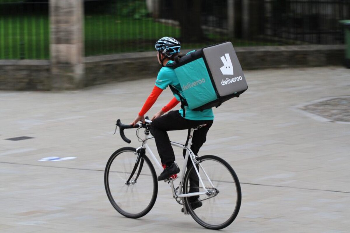 Mii de șoferi Deliveroo și Uber Eats vor intra în grevă de Ziua Îndrăgostiților