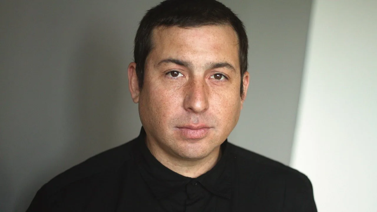 Tommy Orange încearcă să „desființeze narațiunea americană dominată de albi” cu noua sa carte, Wandering Stars (Stele rătăcitoare)