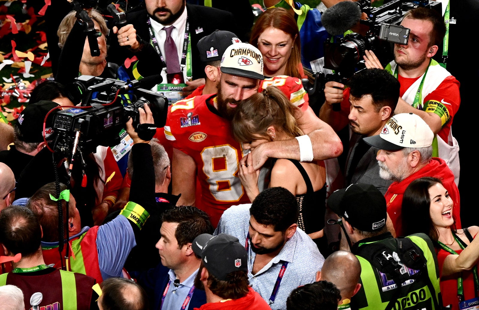 Taylor Swift și Travis Kelce au pecetluit victoria de la Super Bowl 2024 cu mai multe sărutări