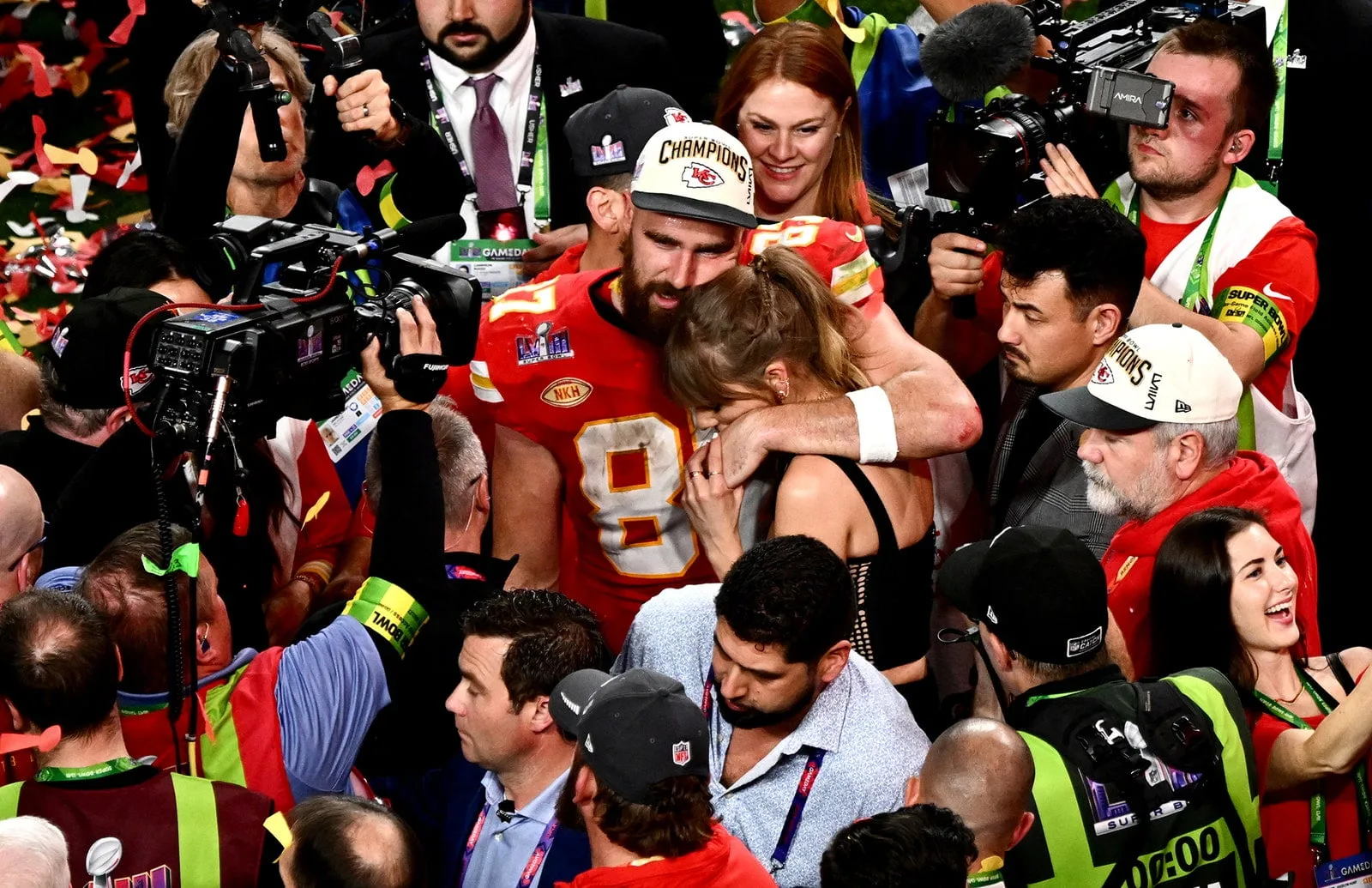 Taylor Swift și Travis Kelce au pecetluit victoria de la Super Bowl 2024 cu mai multe sărutări