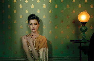 Anne Hathaway este o femeie cu totul nouă, cu un fals pixie și machiaj închis la culoare – Vezi fotografiile