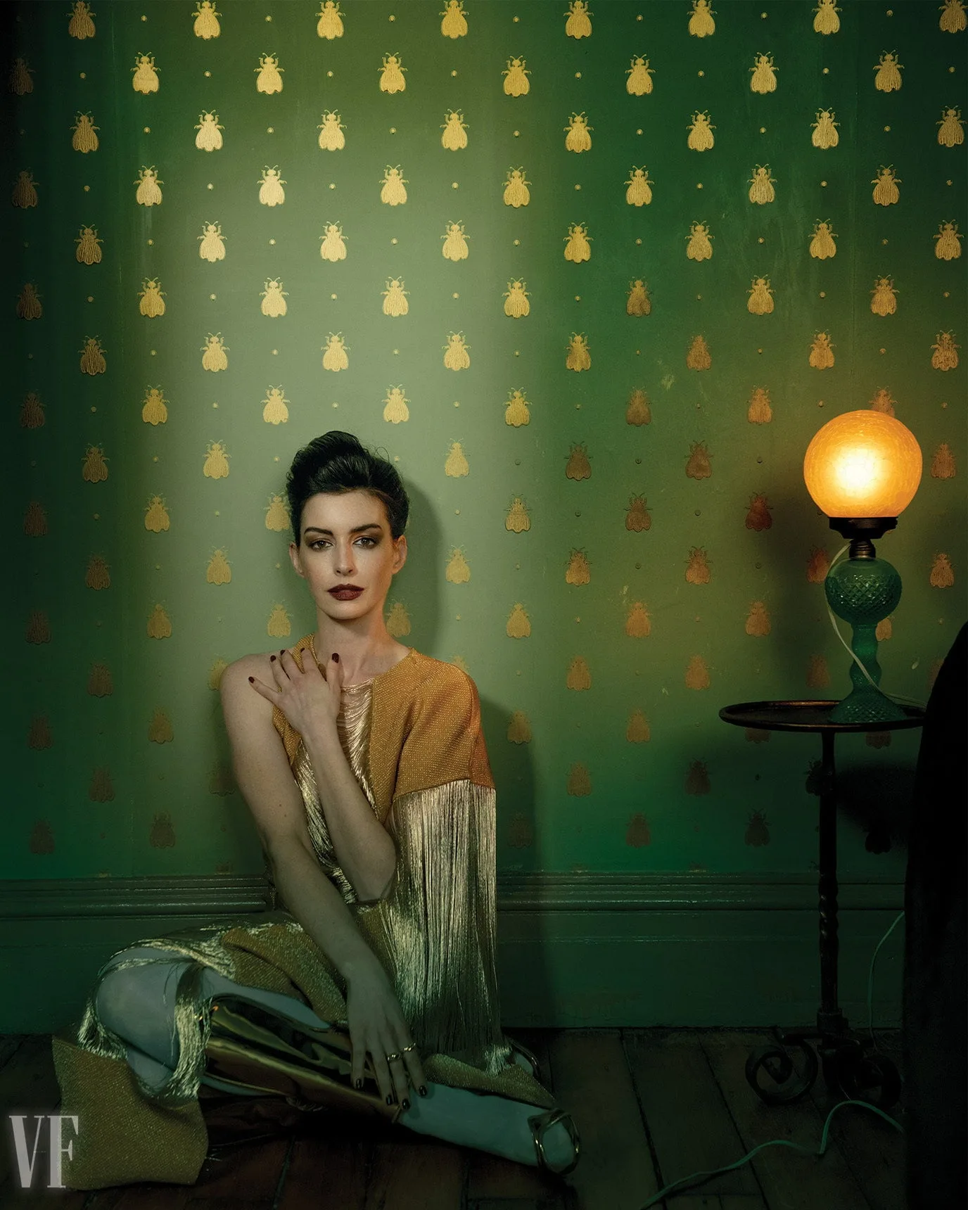 Anne Hathaway este o femeie cu totul nouă, cu un fals pixie și machiaj închis la culoare – Vezi fotografiile