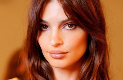 Emily Ratajkowski despre Anthurium purtabil, despre lenjeria de pat Laura Ashley și despre cel mai nou parfum Viktor & Rolf