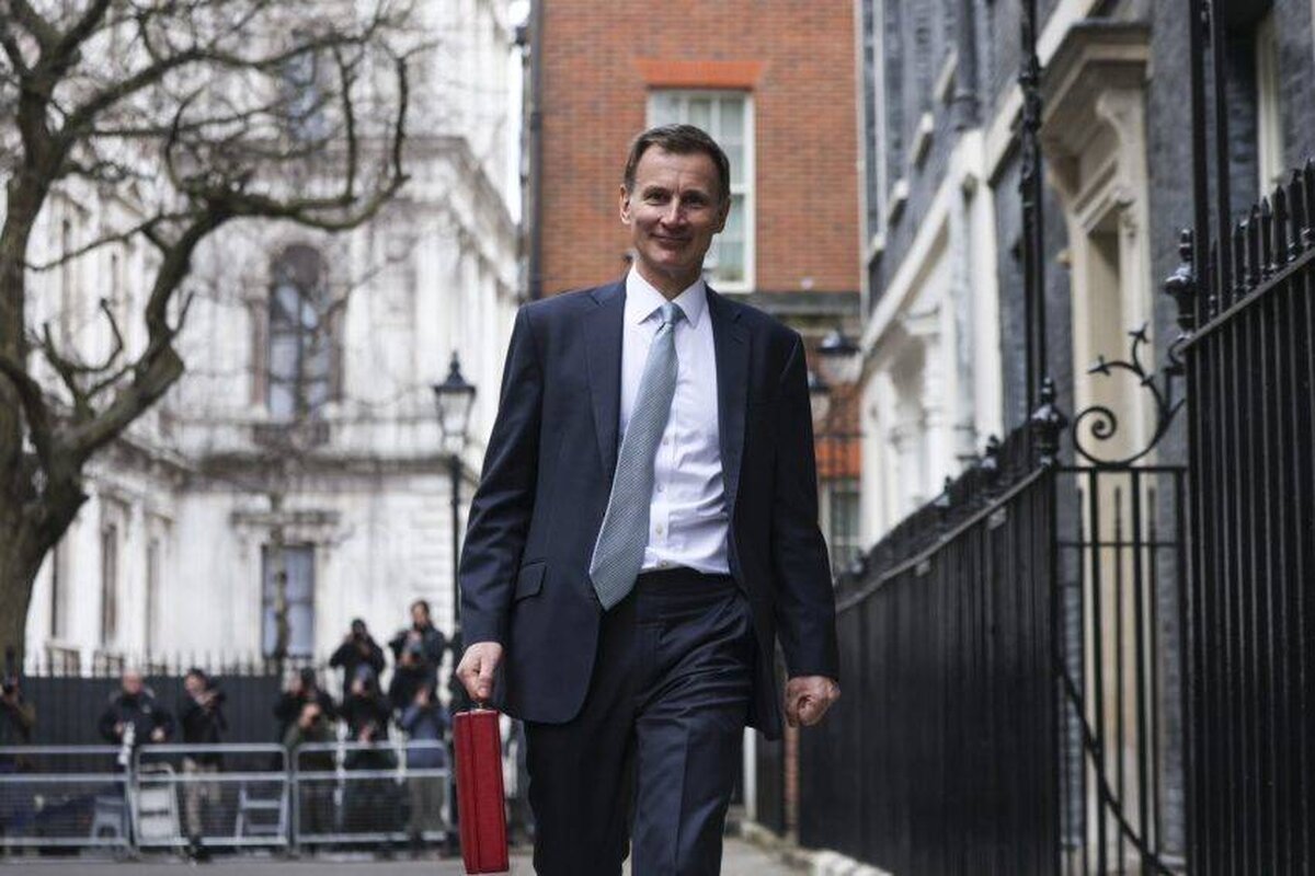 Jeremy Hunt spune că 100.000 de lire sterline nu este un salariu uriaș în Surrey